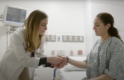 Кодирование Аквилонг в Гремячинске Врач держит пациентку за руку