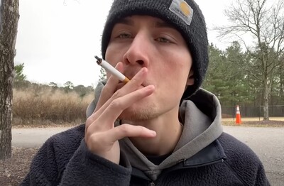 Лечение зависимости от табакокурения в Гремячинске Мужчина с сигаретой делает затяжку