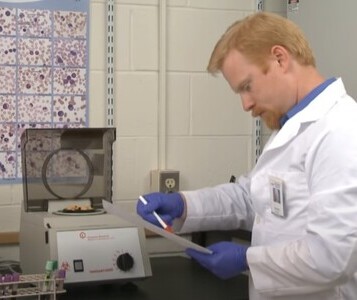 Клиника лечения наркозависимости в Гремячинске Врач в кабинете клиники