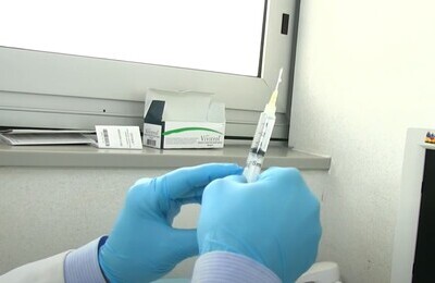 Проведение кодирования Вивитролом в Гремячинске Шприц с Вивитролом в руках у врача